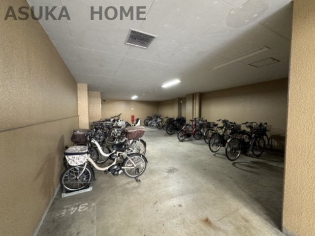 アリスガーデン横浜Ⅱ番館の駐輪場|駐輪場です。よく整頓されていますね。