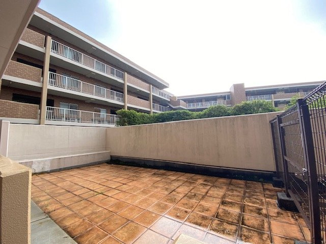 アリスガーデン横浜Ⅱ番館のバルコニー|広くワイドなスペースがもうひとつ家庭菜園やガーデニング、ペットや子供と遊べますね