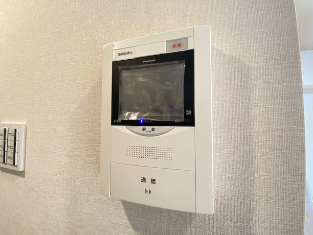 アリスガーデン横浜Ⅱ番館の防犯設備|テレビモニター付きなので急な来客時やお子様のお留守番にも安心な設備ですね。