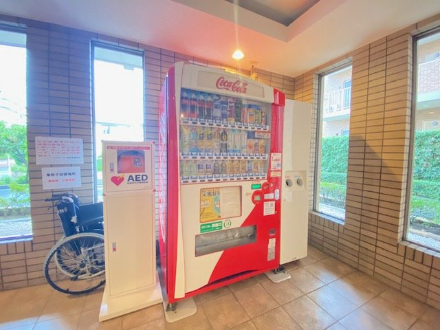 アリスガーデン横浜Ⅱ番館のその他共用部分|共有部にはいざという時の為のAEDなど設置。自販機もホール内にあります。