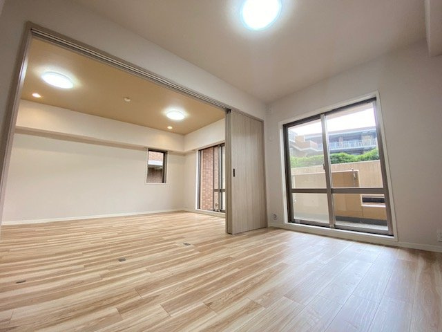 アリスガーデン横浜Ⅱ番館の居間・リビング|大きく開いた窓からは、明るい陽射しが射し込み風も良く抜けるので心地良い空間になってます。