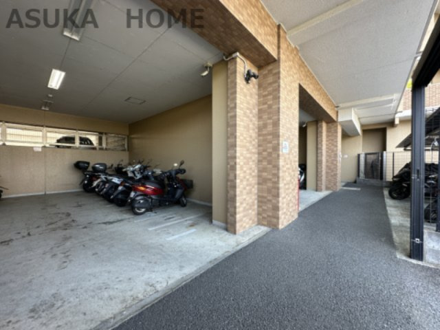 アリスガーデン横浜Ⅱ番館の駐車場|バイク置き場がございます。