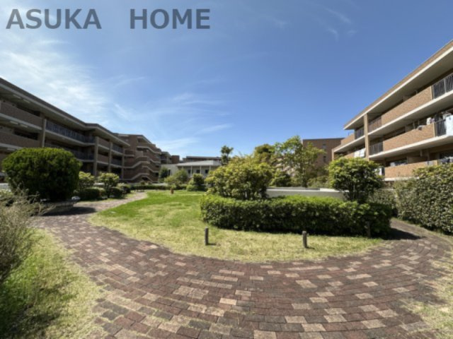 アリスガーデン横浜Ⅱ番館の庭|緑の多い中庭になります。