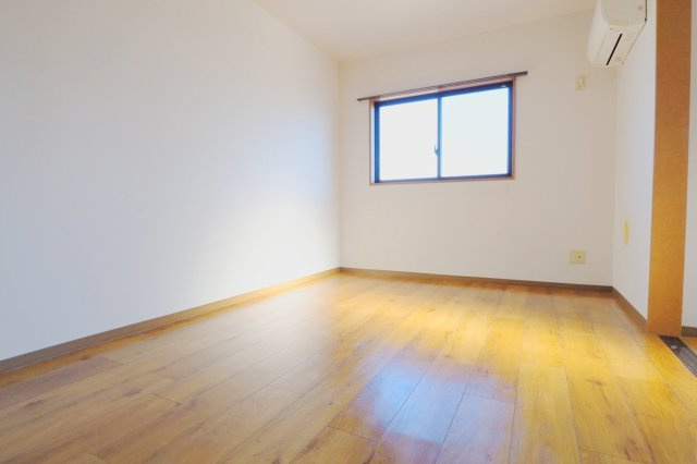 ルミエールA館の居間・リビング