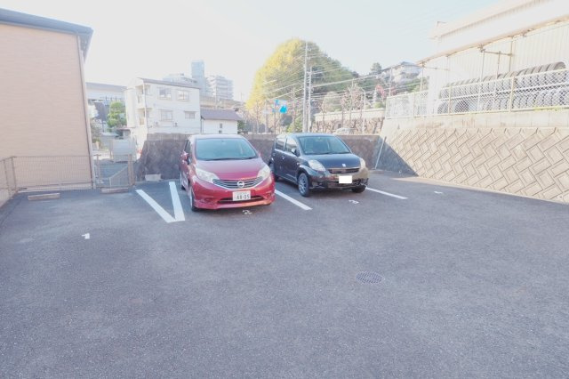 ルミエールA館の駐車場
