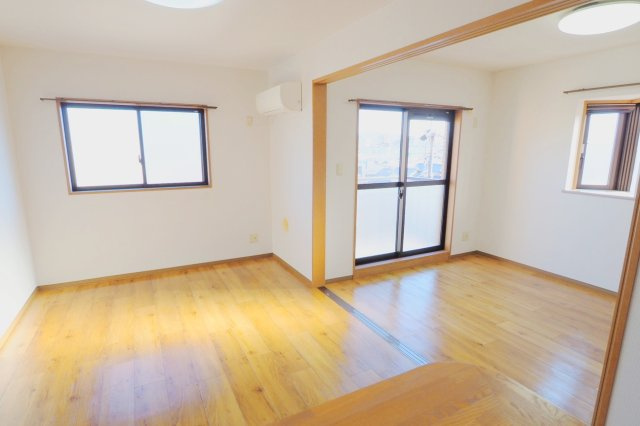 ルミエールA館の居間・リビング