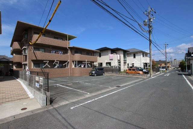 グランヒルズつつじが丘の駐車場