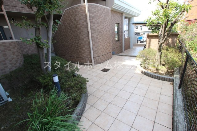 グランヒルズつつじが丘のエントランス