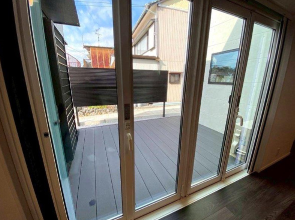 土佐市蓮池　中古一戸建ての居間・リビング|リビング横の大きなウッドデッキが外と室内をつなぎ解放感をもたらします。