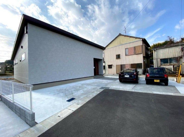 土佐市蓮池　中古一戸建ての外観|ゆとりある敷地に悠然と佇むシックな平屋建て。住宅街でも目を引く素敵な佇まいです。