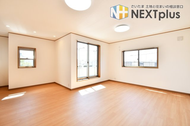 さいたま市見沼区深作2丁目の居間・リビング|南西角地の恩恵を最大限に受ける、陽光あふれる18.25帖のLDK。二面採光の明るい空間は、家族が集う憩いの場におすすめ。令和8年1月完成の心地よい住空間をぜひご体感ください。