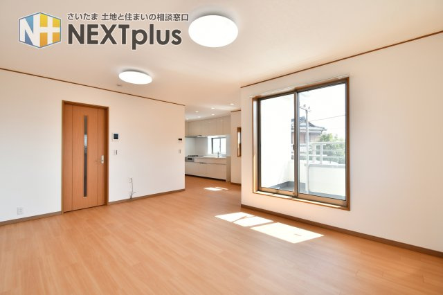 さいたま市見沼区深作2丁目の居間・リビング|キッチンからリビングまで視線が抜ける開放的な間取り。料理中も家族との会話が弾み、バルコニーからの光が室内の隅々まで届きます。新生活のイメージが膨らむ、ゆとりあるLDKデザインです。