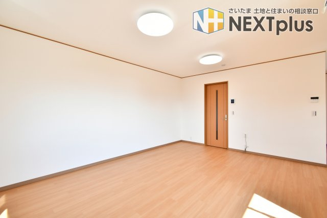 さいたま市見沼区深作2丁目の居間・リビング|壁・天井のクロスを全面的に貼り替え、明るく清潔感のあるリビングへ。18帖の広さがあるからこそ、大型ソファやダイニングセットも自由自在に配置可能。家族の理想のスタイルを叶える特等席です。