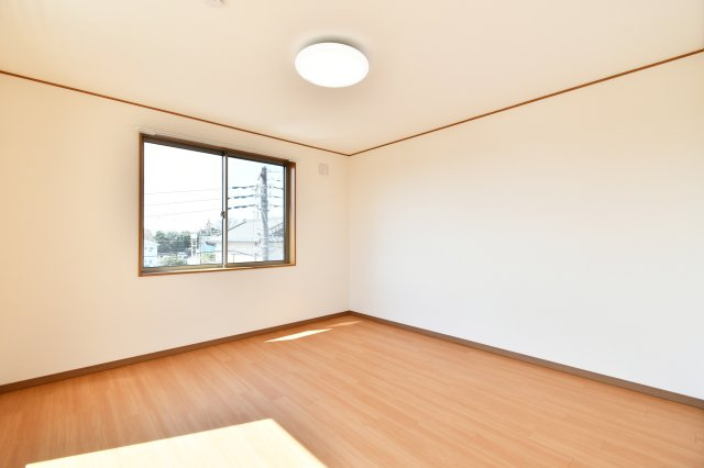 さいたま市見沼区深作2丁目の洋室|洋室①：3階に位置する約8.5帖の広々とした洋室。壁・天井クロスとフローリングを一新し、清潔感あふれる空間に生まれ変わりました。南西角地ならではの二面採光で、朝から明るい陽光が差し込む心地よい主寝室。