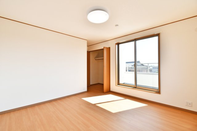 さいたま市見沼区深作2丁目の洋室|洋室①：大容量のクローゼット付きの約8.5帖の洋室は、家具を置いてもゆとりある広さ。バルコニーに直結し、洗濯物を取り込んでそのまま収納できる動線も魅力。令和8年1月リフォーム済みの美しさをぜひ。