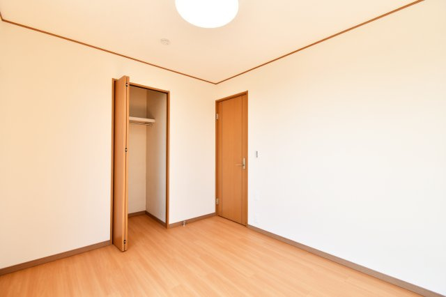 さいたま市見沼区深作2丁目の洋室|洋室②：全居室に収納付き。約5.25帖の洋室にも、衣類や小物をスッキリ整理できるクローゼットを備えました。新規貼り替え済みのフローリングが木の温もりを伝え、新生活を心地よくスタートできる住空間です。