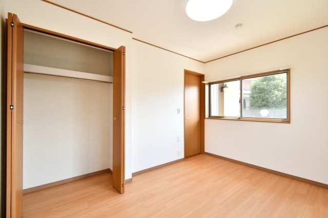 さいたま市見沼区深作2丁目の洋室|洋室③：使い勝手の良いクローゼット付きで、お部屋を最大限広く使えます。玄関や水回りにも近く、スムーズな生活動線が魅力の1階洋室。新規貼り替え済みの床が、明るく心地よい住空間を演出します。