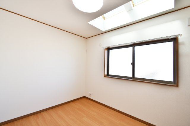 さいたま市見沼区深作2丁目の収納|納戸：収納を超えた多目的空間。窓があり換気も良好なため、季節物の保管はもちろん、集中できるテレワークルームや書斎としてもおすすめ。令和8年1月完成のリフォームで、床も壁も美しく生まれ変わりました。