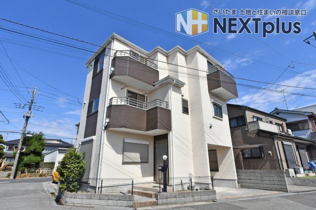 さいたま市見沼区深作2丁目の外観|南西角地に佇む陽当り良好な3階建て。令和8年1月に外装塗装が完了。6m公道に面し、ビルドインガレージでお車の出し入れもスムーズな資産価値の高い邸宅です。 