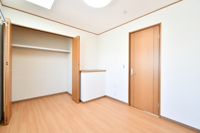 さいたま市見沼区深作2丁目の収納|納戸：十分な広さを確保した納戸は、衣裳部屋や大型用品の収納に大活躍。全室のクロスを貼り替えた清潔な空間だからこそ、大切な荷物も安心して保管できます。家族の「欲しい」を叶えるプラスアルファの一部屋です。