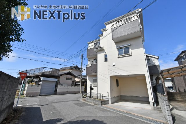 さいたま市見沼区深作2丁目の前面道路含む現地写真|南側・東側ともに幅員約6mの公道に面した、開放感あふれる角地。車の出し入れもスムーズで、小さなお子様がいるご家庭も安心のゆとりある道路環境です。外壁・屋根塗装済みで外観も美しく蘇りました。