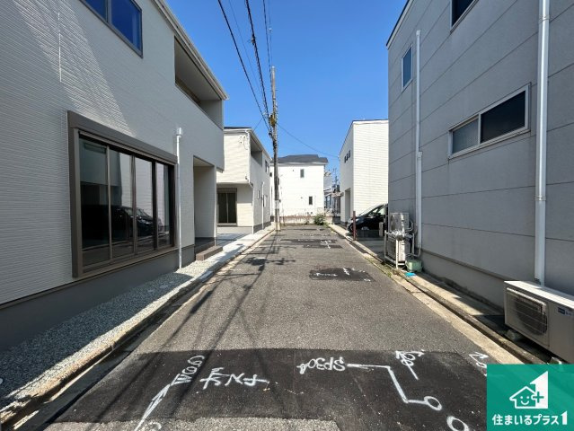 1(土)2(日)現地説明会！◆堺市東区菩提町　全2邸の前面道路含む現地写真|周辺は閑静な住宅街！前面道路広々で車の出し入れも便利です。駐車が苦手な方でも安心して車庫入れできます！