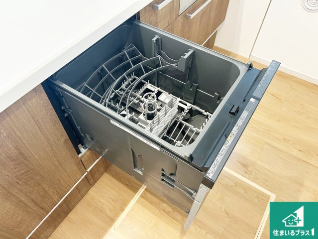 堺市東区菩提町　第1期　新築一戸建ての設備|食事後の一仕事、食器洗いをボタン一つでお任せできちゃいます！場所を取らないビルトイン式なので、お料理スペースもしっかり確保！