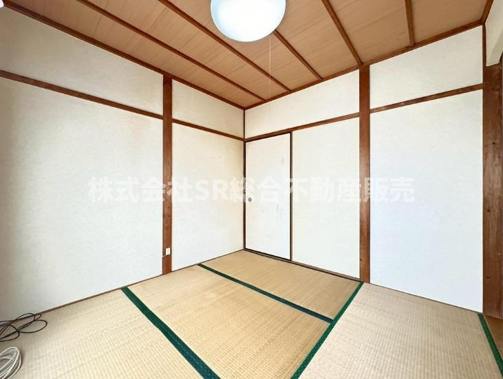 南四条町中古戸建の寝室|リフォームや住宅ローン・東大阪市の不動産の事なら弊社にお任せ下さいませ！
各地域の特徴・グルメ・裏道やその他、細かい情報等も熟知した
東大阪市出身のスタッフが新生活を送るお客様をサポート致します！