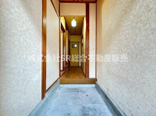 南四条町中古戸建の玄関|物件価格が500万円以下と大変お求めやすく、現金購入オススメで、収益物件として家賃収入を得ることも可能です！