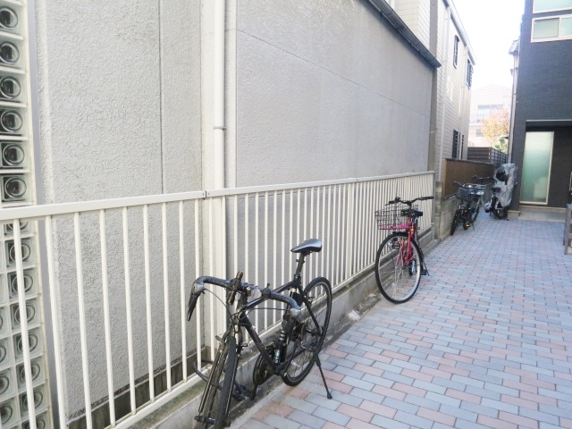 Ｃｏｓｍｏーｌｕｘ赤羽のその他共用部分|自転車はこちらに置かれています☆