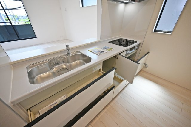 リーブルガーデン藤ノ木3丁目新築一戸建て│2SLDK+駐車1台可のキッチン|ワークトップは十分な広さがあるW2550タイプ。調理台下いっぱいに収納を設け、包丁のホルダーや調味料専用の引き出しも備えています。
