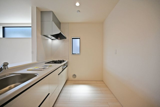 リーブルガーデン藤ノ木3丁目新築一戸建て│2SLDK+駐車1台可のキッチン|キッチン後ろのスペースも広く、ご入居後に設置するカップボードの幅も広がります。特にLDKが広い住宅の場合はカップボードなどのメインインテリアを大きくするとバランスが良くなります。