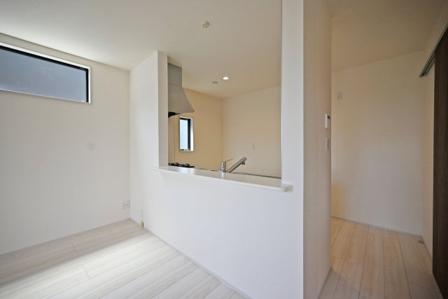 リーブルガーデン藤ノ木3丁目新築一戸建て│2SLDK+駐車1台可のキッチン|コンロ前袖壁付カウンター造作のキッチンです。上部にはダウンライトを採用し、作業性を確保。