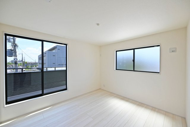リーブルガーデン藤ノ木3丁目新築一戸建て│2SLDK+駐車1台可の寝室|3階主寝室想定に入ってすぐの内観写真です。 2面採光の為、採光通風ともに良好です。