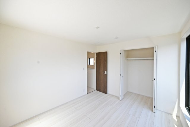 リーブルガーデン藤ノ木3丁目新築一戸建て│2SLDK+駐車1台可の収納|-主寝室(3F)- 収納庫内には枕棚とハンガーレールを配置しています。 限られた収納スペースでもすっきりと片付けることが出来ます。