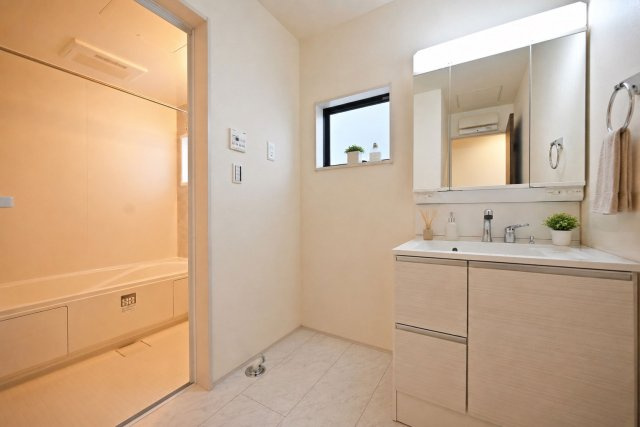 リーブルガーデン藤ノ木3丁目新築一戸建て│2SLDK+駐車1台可の独立洗面台|1階洗面台は3面鏡裏収納付きのドレッサーを採用しています。小窓も設けているため、電気乾燥機等によりこもる湿気もしっかり排出できます。※家具・小物はCGによるイメージです。実際には設置されておりません。