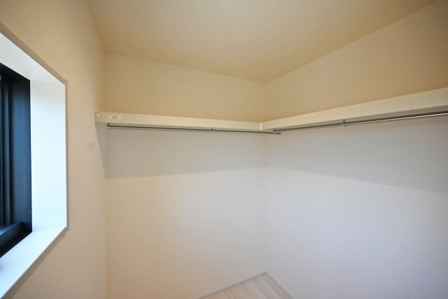 リーブルガーデン藤ノ木3丁目新築一戸建て│2SLDK+駐車1台可の収納|-納戸(1F)-豊富な収納力を誇るウォークインクローゼットを完備。衣類はもちろん、バッグや季節用品などのかさばる荷物もまとめて収納できます。