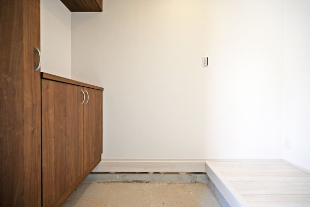 リーブルガーデン藤ノ木3丁目新築一戸建て│2SLDK+駐車1台可の玄関|1階玄関に入ってすぐの内観写真です。 上部まで収納があるシューズBOX付き。 毎日使う玄関回りも常に片付いた状態を維持できそうです。