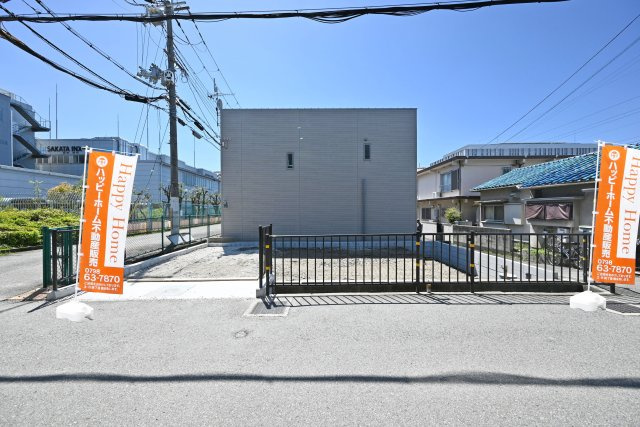 リーブルガーデン藤ノ木3丁目新築一戸建て│2SLDK+駐車1台可の外観|JR線、阪急線2WAY可能で便利な立地です。
小中学校やイオンモール伊丹まで徒歩圏内で子育て世代におすすめの立地です。