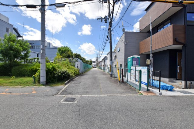 リーブルガーデン藤ノ木3丁目新築一戸建て│2SLDK+駐車1台可の前面道路含む現地写真|JR線、阪急線2WAY可能で便利な立地です。
小中学校やイオンモール伊丹まで徒歩圏内で子育て世代におすすめの立地です。