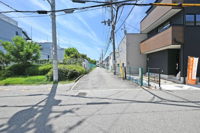 リーブルガーデン藤ノ木3丁目新築一戸建て│2SLDK+駐車1台可の前面道路含む現地写真|JR線、阪急線2WAY可能で便利な立地です。
小中学校やイオンモール伊丹まで徒歩圏内で子育て世代におすすめの立地です。