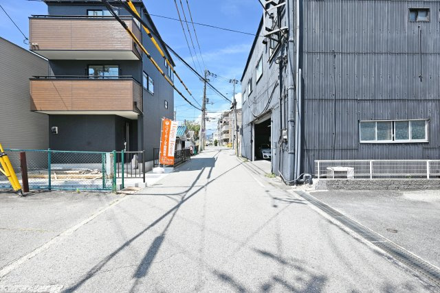 リーブルガーデン藤ノ木3丁目新築一戸建て│2SLDK+駐車1台可の前面道路含む現地写真|前面道路は北側に約5.4ｍ幅です。