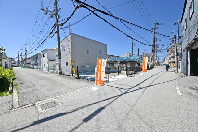 リーブルガーデン藤ノ木3丁目新築一戸建て│2SLDK+駐車1台可の前面道路含む現地写真|前面道路は北側に約5.4ｍ幅です。