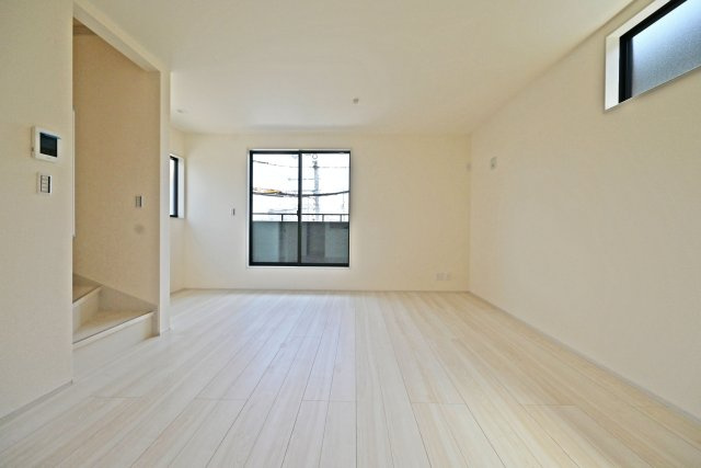 リーブルガーデン藤ノ木3丁目新築一戸建て│2SLDK+駐車1台可のダイニング|2階LDKをダイニング側から正面に撮影した内観写真です 。 未就学児も含む4人家族がゆとりをもって過ごすには十分の1棟です。