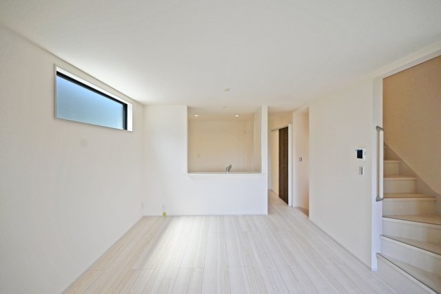 リーブルガーデン藤ノ木3丁目新築一戸建て│2SLDK+駐車1台可の居間・リビング|2階LDKをリビング側から撮影した内観写真です。ナチュラルテイストな内装はどんな家具も合わせやすく、お好みのインテリアコーディネートをお楽しみいただけます。
