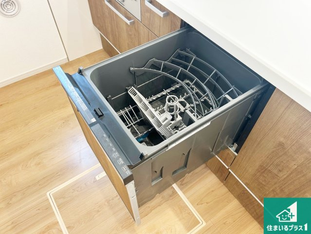 堺市東区菩提町　第1期　新築一戸建ての設備|食事後の一仕事、食器洗いをボタン一つでお任せできちゃいます！場所を取らないビルトイン式なので、お料理スペースもしっかり確保！