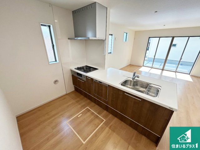 堺市東区菩提町　第1期　新築一戸建てのキッチン|リビングと統一感があり、使い勝手のいいキッチン。広々としているので、二人並んで作業が出来ちゃいます。お子様と一緒に色々なお料理に挑戦できるスペースがあります。