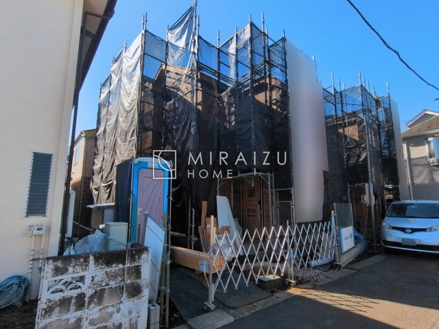 【外観】 | 青く澄み渡った綺麗な空と、陽の光をたっぷりと受ける、そんな新築住宅で新生活をスタートしてみませんか？見学・ご相談等、ミライズホーム(株)までお気軽にご連絡下さい。