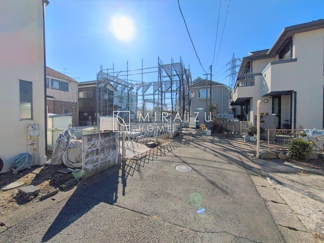 【前面道路含む現地写真】 | プライバシー性と開放感を高める住環境。陽当たりの良い開かれたロケーションを活かし、心地よい暮らしをプランニング