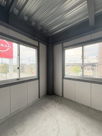 千葉市中央区末広４丁目の店舗事務所の玄関
